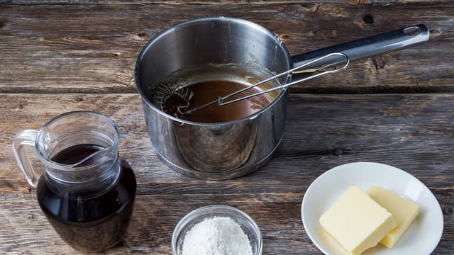 Kraften fra steken kan spes med både vann, vin eller annen kraft.
Smelt smøret i en gryte.