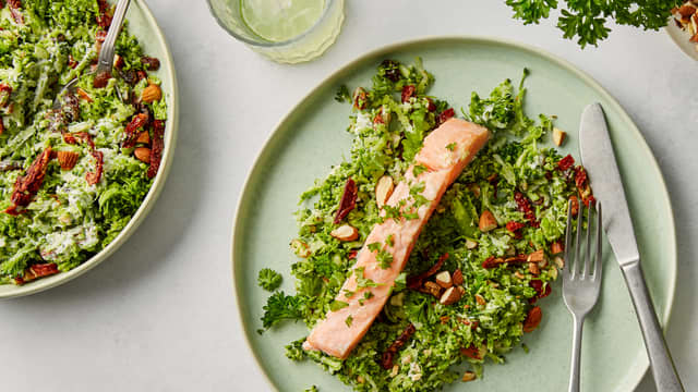 Brokkolisalat med ristede mandler, soltørket tomat og rosiner