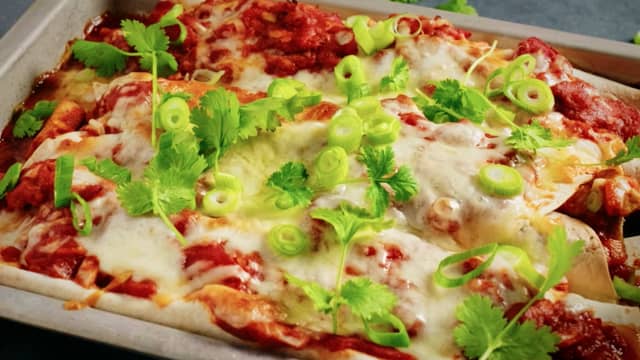 Dryss gjerne over finsnittet vårløk og koriander, og server med rømme, guacamole, en frisk salat og salsa.