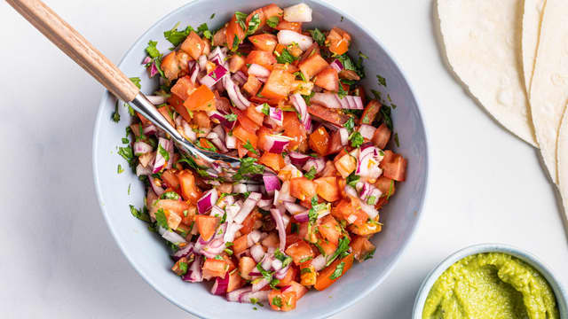 Bland alt sammen i en skål, og smak til med limesaft, olivenolje, salt og pepper.