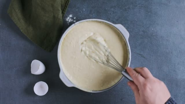 Smelt smøret på medium varme i en liten kjele. Pisk egg og smeltet smør inn i røren.