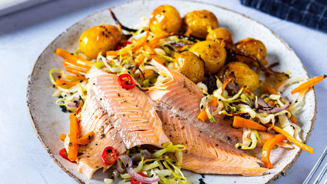 **Servering:** Ta skinnet av fisken og løft av stykker som serveres med de stekte potetene og de asiatiske grønnsakene. Vend limesaft inn i grønnsakene før servering.