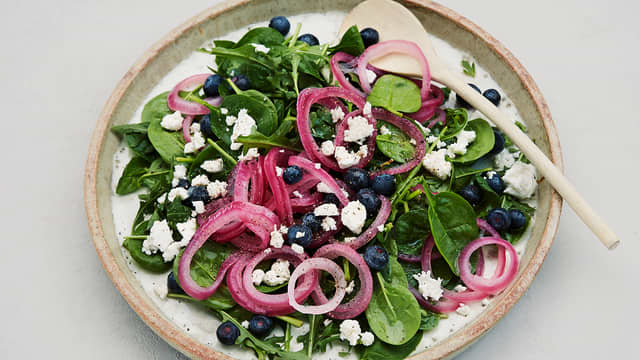 Spinatsalat med fetaost, syrlig rødløk og blåbær