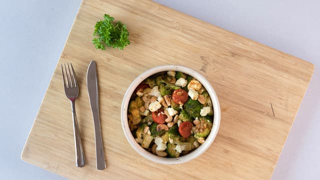 Brokkoli med feta og cashewnøtter