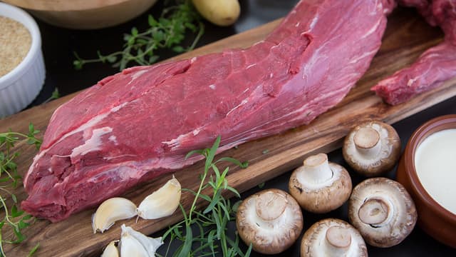 **Indrefilet:** Renskjær fileten for sener og hinner med en skarp kniv. Vær forsiktig så du får med minst mulig rent kjøtt. Gni fileten inn med salt og pepper.