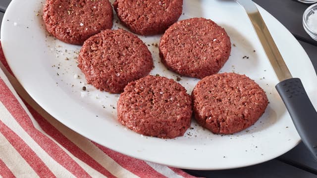 **Beyond burger:** Stek eller grill burgerne på middels-høy varme i nøytral olje, i ca 3 -4 minutter på hver side. Stek til de er gjennomvarme. Krydre med salt og pepper.