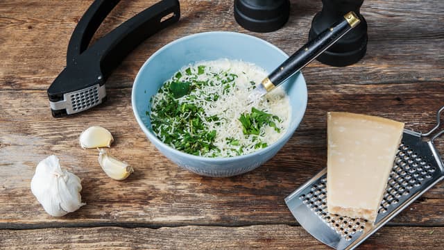 Bland fløten med finhakkede urter, parmesan, hvitløk, litt salt og grovkvernet pepper. Hell fløteblandingen over kylling og grønnsaker, og riv gjerne litt ekstra parmesan over til slutt.
