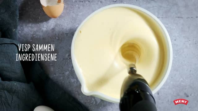 Pisk eggeplommer, sukker og vaniljesukker til eggedosis. Det tar ca. 5 minutter på høy hastighet i en kjøkkenmaskin.
