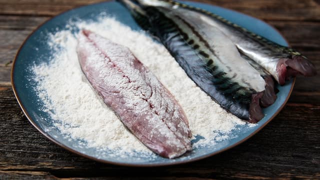 **Makrell:** Vend makrellfiletene i hvetemel som er iblandet salt og pepper. Stek eller grill fisken ca. 2 minutter på hver side til skinnet er sprøtt og gyldenbrunt.