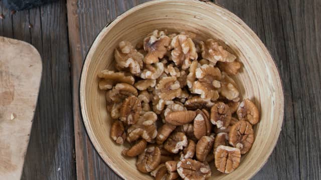 Grovhakk valnøttene og rist dem lett i en tørr stekepanne.