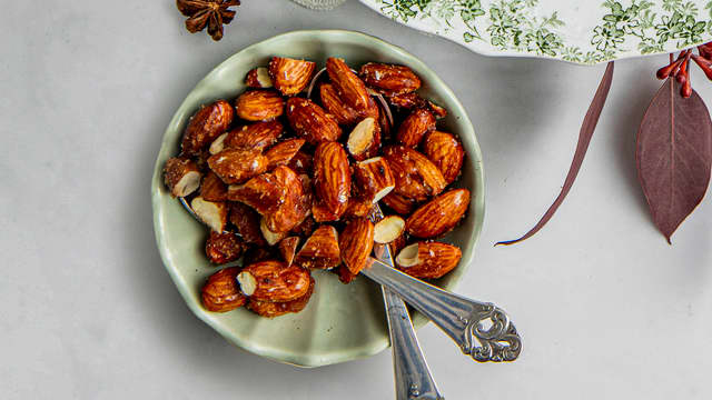 Oppskrift på [Glaserte mandler](recipe:4486b3bb-74d6-43d5-8d46-248b66ba0281).