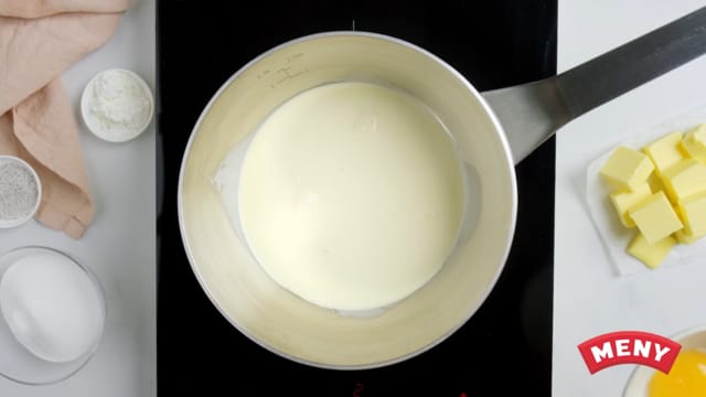 Kok opp kraft og fløteerstatning. Rens fennikel og ta vare på de grønne kvastene. Skrell gulrøttene. Kutt grønnsakene i tynne stimler på ca. 3 cm.