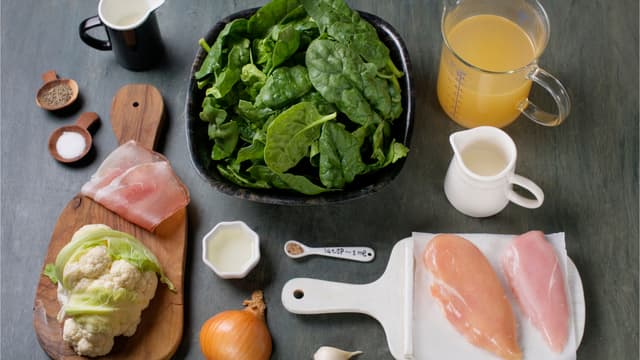 Finhakk løk og hvitløk. Rens og skyll spinat.