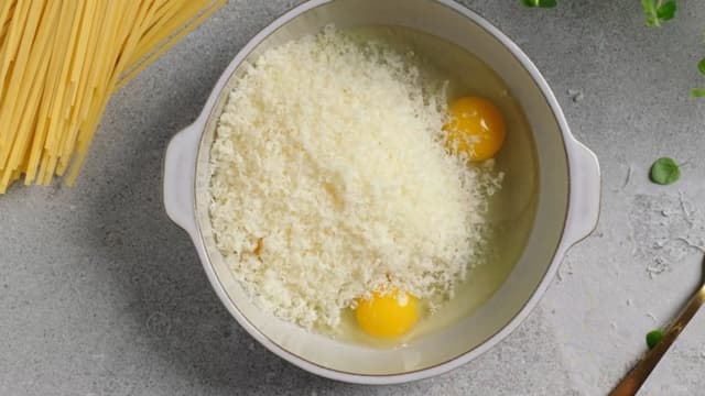 Ha egg, grovkvernet pepper og revet parmesan i en bolle. Bland godt.