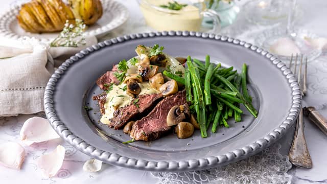 Entrecôte med aspargesbønner, bakt sjalottløk, bearnaise og hasselbackpoteter