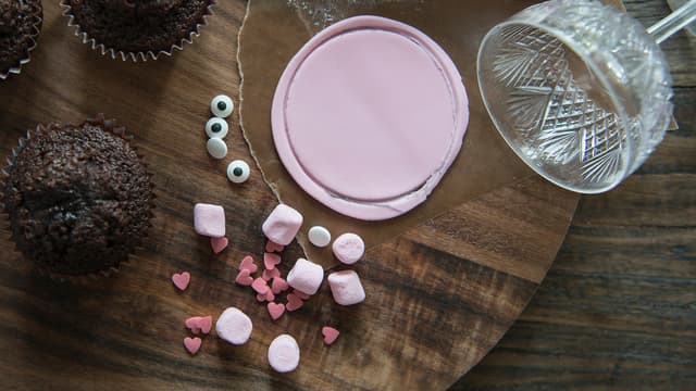 Pynte gris: Legg et tynt lag med kremostfrosting på cupcaken.