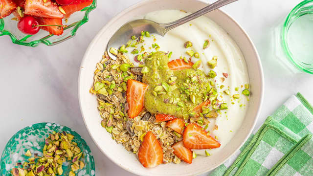 Ha olivenolje og melis i food prosessoren og sett den i gang. Hell i den kondenserte melken i en tynn stråle og kjør til ønsket tykkelse og konsistens. Smak til med vaniljesukker- eller ekstrakt.