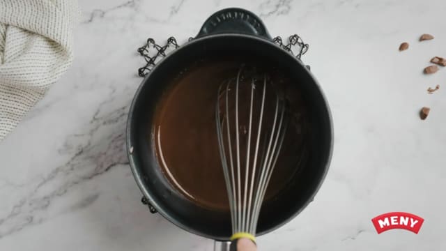 Ta kjelen av platen, press vannet ut av gelatinplatene og løs det opp i fløteblandingen. Tilsett hakket sjokolade, la den smelte og bland godt.