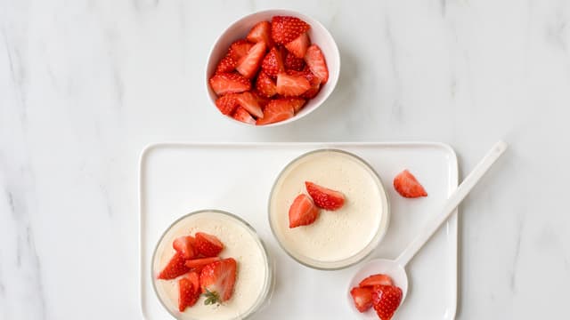 Server panna cotta i porsjonsglass toppet med gløggmarinerte jordbær og pynt med mynteblader. Om ønskelig kan du dyppe formene i varmt vann og hvelve panna cottaene ut på serveringstallerkener.