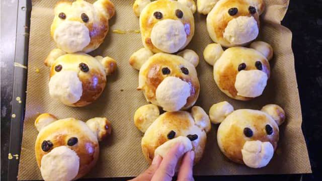 Ta bollene ut av ovnen, og fest snuten med sammenpisket egg. Stek i nye 4-5 minutter, men pass på at snuten holder seg lys. PS. IKKE pensle snuten, siden den da lett blir for brun.