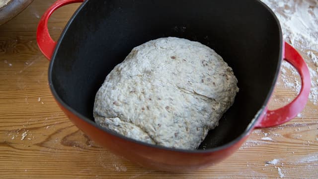 Plassér en jerngryte med lokk som tåler høy varme, på en rist i ovnen. Sett ovnen på 250 grader.