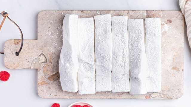 Del marshmallowsen i passende terninger med en kniv eller en pizzaskjærer. Server med en gang, eller ha dem i en lufttett boks i kjøleskapet i opptil 2 uker.