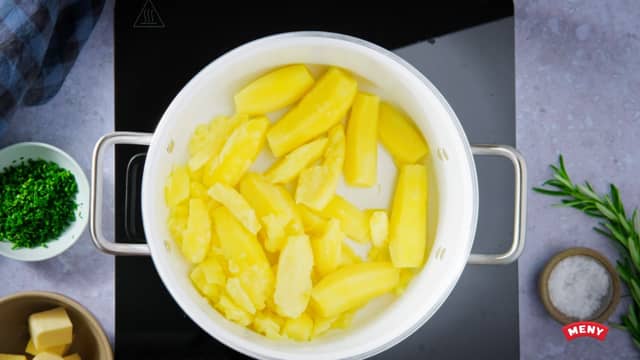 Kok mandelpotetene i lettsaltet vann til de er møre. Hell av vannet og damp potetene tørre.