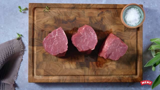 Skjær kjøttet rent for sener og synlig fett. Skjær eller hakk kjøttet til du får en grov deig.