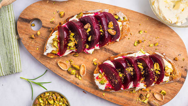 Anrett chevrekremen på baguettskivene, og topp med rødbeter, pistasjnøtter, og gjerne litt honning.