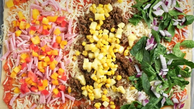 **Pizzasnurrer:** Rull ut pizzadeigen. Fordel pizzasaus, ost og ønsket topping utover bunnen.