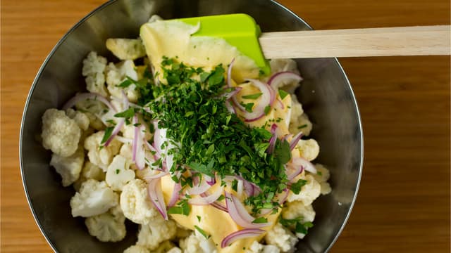 Bland sammen dressing, blomkål og løk. La salaten få stå og godgjøre seg en halvtimes tid. Dryss over hakket bladpersille ved servering.