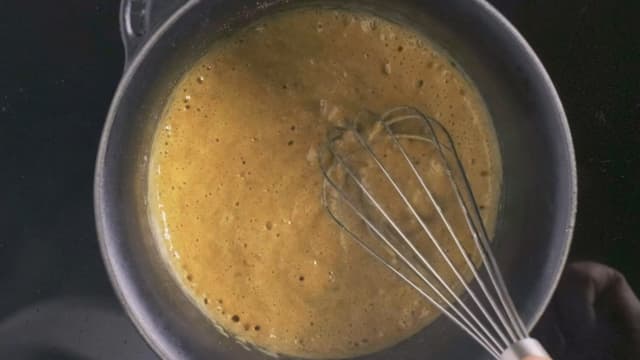 Brun smøret i en kjele. Ha i hvetemelet og brun blandingen under omrøring.