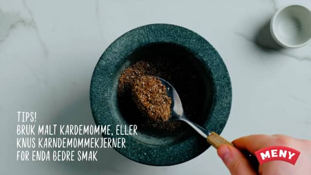 Tilsett sukker, salt, kardemomme og hvetemel litt etter litt mens du rører.