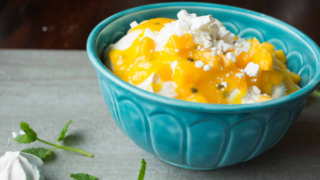 Bland sammen mangopuré, mangoterninger og pasjonsfrukt. Smak blandingen til med litt sukker hvis du synes det er nødvendig.