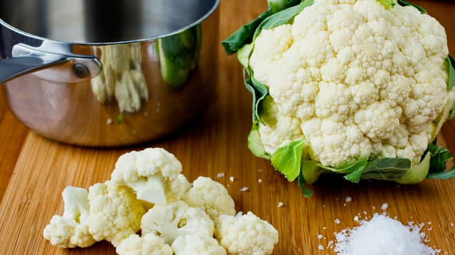 Finhakk løk. Rens og kutt blomkålen i buketter.