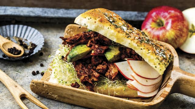 Anrett spirer, epler, stekt avokado og kjøtterstatningen i.