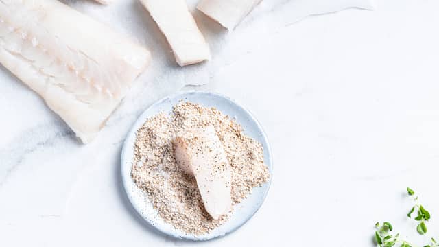 **Lag fiskepinner:** Skjær fiskestykkene i fingertykke skiver. Ca 5 - 10 cm lange.