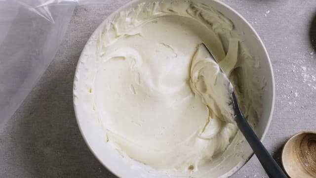 **Ostekremtopping:** Rør sammen kremost og romtemperert smør. Tilsett melis. Rør inn melk, litt av gangen, til du får ønsket konsistens.