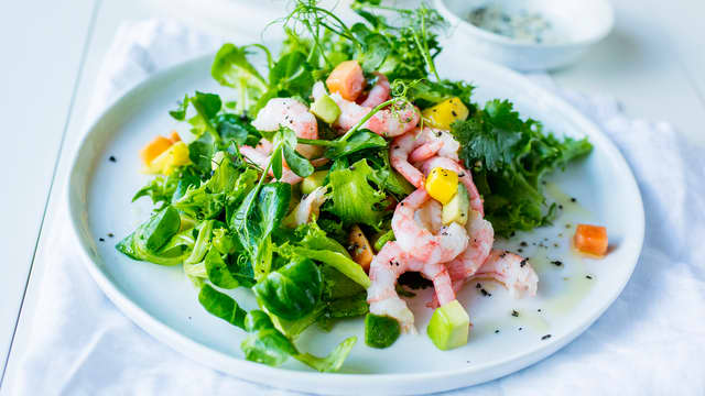 Visp sammen olivenolje og sitronsaft. Krydre dressingen med salt og pepper. Riv salaten i mindre biter.