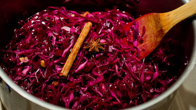 Ta av lokket og tilsett terninger av eplet (uten skall og kjernehus). La det småkoke videre, mens du rører av og til, kok til væsken er nesten helt fordampet vekk. Smak til med salt og pepper. Så er rødkålen klar til servering.