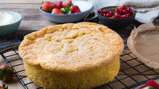 La sukkerbrødene stå i formen et par minutter før de hvelves over på rist. Når sukkerbrødene er avkjølt, del i to og dynk alle delene med melk eller juice.