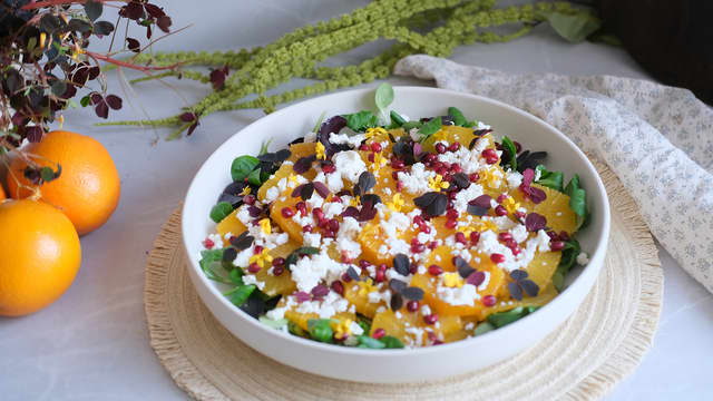 Appelsinsalat med granateple og fetaost