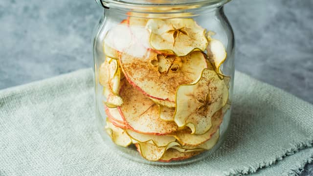 Oppbevar den ferdige chipsen på et lufttett glass.