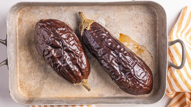 Legg auberginene i en ildfast form og stek dem i ovnen på 220 grader i ca 45 minutter til de er helt myke.