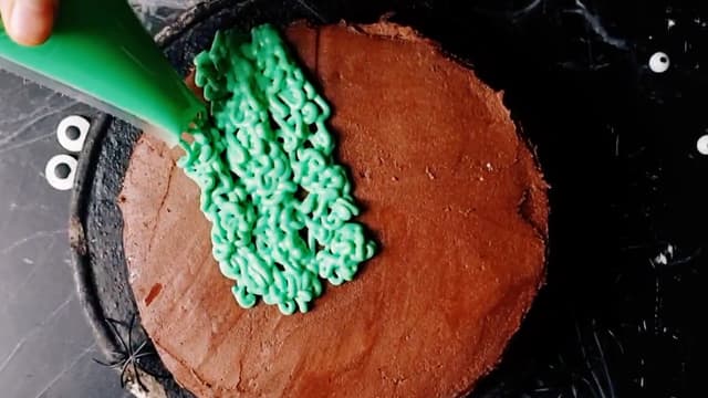 Dekorer hele kaken med glasuren, slik at det ser ut som den har "pels" over hele.