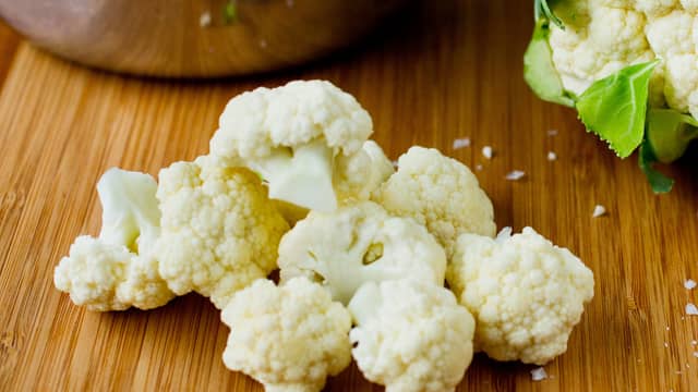 Kutt blomkålen i buketter og kok dem møre i fløte og melk. Kjør suppen til jevn suppe med en stavmikser.