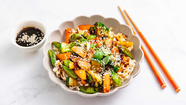 Grønnsakwok med nudler