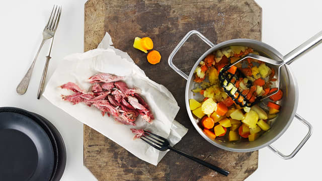 Skrell kålrot, gulrøtter og poteter til mosen og skjær i biter. Legg alt i en kjele. Tilsett litt av kraften fra knokene sam- men med vann til det dekker grønnsakene. La det koke i ca. 30-35 minutter til alt er mørt. Hell av og sett til side litt av kokevannet.