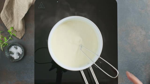 **Søtpotetmos og hvit saus:** Varm søtpotetmosen og den hvite sausen i en kasserolle med lett kokende vann i ca. 10 minutter.