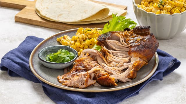 Pulled pork med krydret mais- og fetasalat